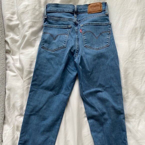 Levi’s 724 High Rise Slim Straight Cropped Jeans - Picture 5 of 5